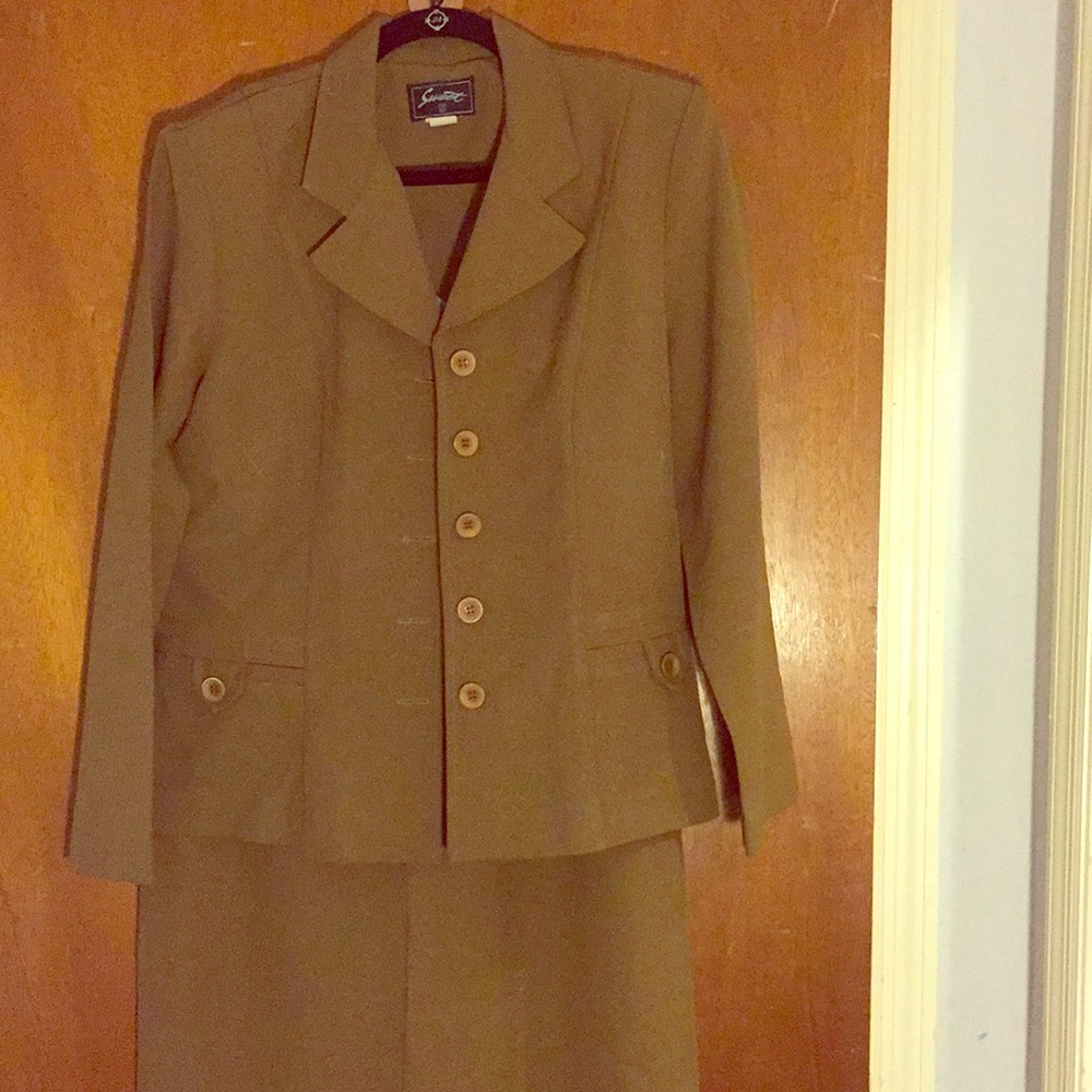 Classy Business Skirt Suit w/matching jacket.